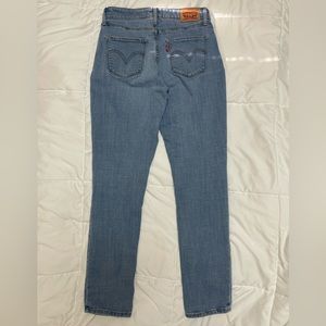 Levi’s classic mid rise skinny Distressed jeans medium wash. Stretchy& 5-pocket